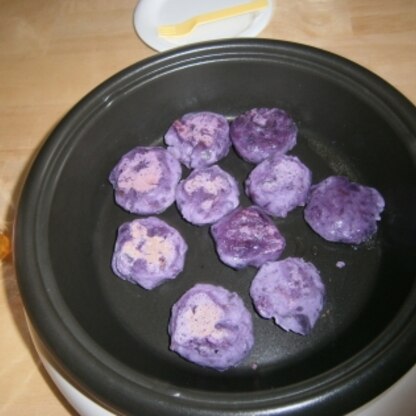 紫芋で作ってみました。子どもと一緒に形成して昼食に楽しみましたよ。